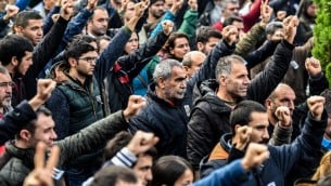 المشاركون بتشييع جثمان ديلك دوغان يرفعون أيديهم في إسطنبول، 26 أكتوبر 2015 (OZAN KOSE / AFP)