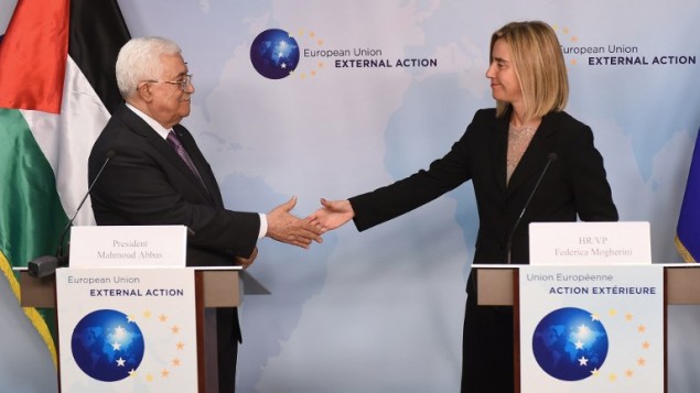 وزيرة خارجية الإتحاد الأوروبي فيديريكا موغيريني تصافح رئيس السلطة الفلسطينية محمود عباس في مقر خدمة ’العمل الخارجي للإتحاد الأوروبي’ في بروكسل، 26 أكتوبر، 2015. (AFP PHOTO / EMMANUEL DUNAND) وزيرة خارجية الإتحاد الأوروبي فيديريكا موغيريني تصافح رئيس السلطة الفلسطينية محمود عباس في مقر خدمة ’العمل الخارجي للإتحاد الأوروبي’ في بروكسل، 26 أكتوبر، 2015. (AFP PHOTO / EMMANUEL DUNAND)