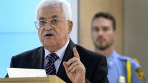 رئيس السلطة الفلسطينية محمود عباس خلال خطابه أمام مجلس حقوق الإنسان التابع للأمم المتحدة في 28 أكتوبر، 2015. (AFP/FABRICE COFFRINI)