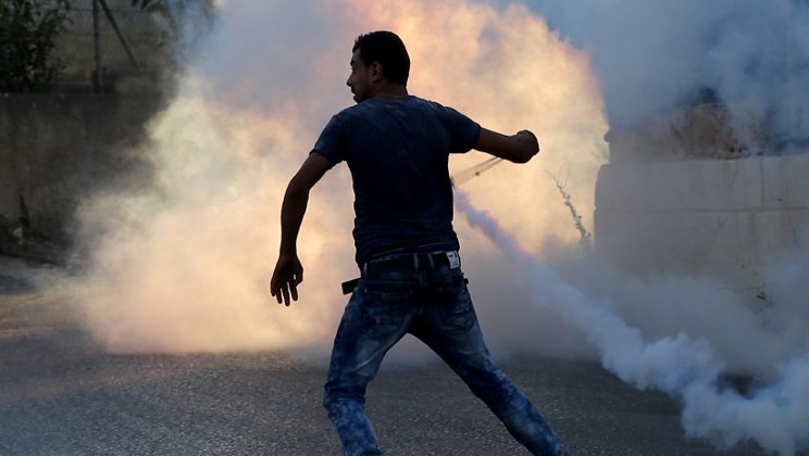متظاهر فلسطيني يستخدم مقلاعا خلال مواجهات مع القوات الإسرائيلية في 31 يوليو، 2015 بالقرب من مخيم الجلزون للاجئين ومستوطنة بين إيل، شمال رام الله بالضفة الغربية. (AFP/ ABBAS MOMANI) متظاهر فلسطيني يستخدم مقلاعا خلال مواجهات مع القوات الإسرائيلية في 31 يوليو، 2015 بالقرب من مخيم الجلزون للاجئين ومستوطنة بين إيل، شمال رام الله بالضفة الغربية. (AFP/ ABBAS MOMANI)