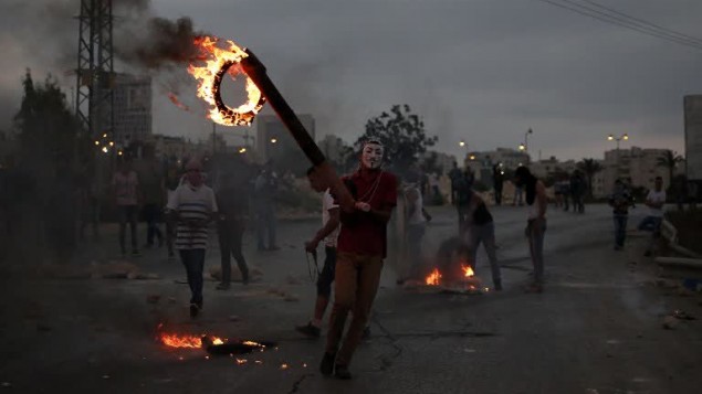 شبان فلسطينيون يحرقون الاطارات المطاطية خلال مواجهات مع جنود اسرائيليين بالقرب من مستوطنة بيت ايل في الضفة الغربية، 4 اكتوبر 2015 (Abbas Momani/AFP) شبان فلسطينيون يحرقون الاطارات المطاطية خلال مواجهات مع جنود اسرائيليين بالقرب من مستوطنة بيت ايل في الضفة الغربية، 4 اكتوبر 2015 (Abbas Momani/AFP)
