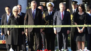 الرئيس التركي رجب طيب اردوغان يضع اكليلا من الزهر في ذكرى ضحايا هجوم انقرة مع الرئيس الفنلندي ساولي نينيستو وزوجتيهما، 14 اكتوبر 2015 (ADEM ALTAN / AFP)
