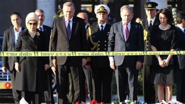 الرئيس التركي رجب طيب اردوغان يضع اكليلا من الزهر في ذكرى ضحايا هجوم انقرة مع الرئيس الفنلندي ساولي نينيستو وزوجتيهما، 14 اكتوبر 2015 (ADEM ALTAN / AFP)