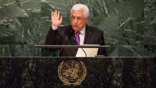رئيس السلطة الفلسطينية محمود عباس خلال خطابه امام الجمعية العامة للأمم المتحدة في نيويورك، 30 سبتمبر 2015 (Andrew Burton/Getty Images/AFP)