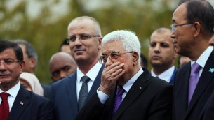 الرئيس الفلسطيني محمود عباس لحظات قبل رفع العلم الفلسطيني للمرة الأولى امام مقر الأمم المتحدة في نيويورك، 30 سبتمبر 2015 (Spencer Platt/Getty Images/AFP)