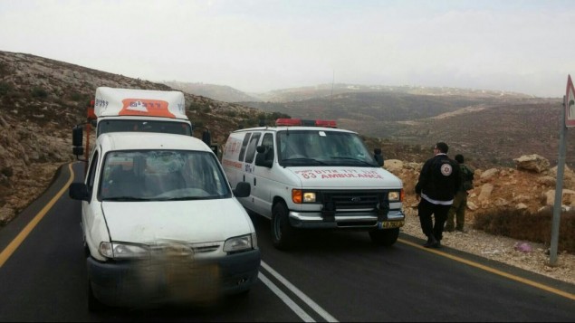 سيارة إسعاف في موقع هجوم الطعن الذي قام شاب فلسطيني بتنفيذه في الضفة الغربية وأسفر عن إصابة إسرائيلي، 25 أكتوبر، 2015. (نجمة داوود الحمراء) سيارة إسعاف في موقع هجوم الطعن الذي قام شاب فلسطيني بتنفيذه في الضفة الغربية وأسفر عن إصابة إسرائيلي، 25 أكتوبر، 2015. (نجمة داوود الحمراء)