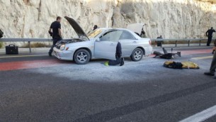 الشرطة قي موقع محاولة الهجوم الإنتحاري بالقرب من معاليه أدوميم، شرقي القدس، صباح الأحد، 11 أكتوبر، 2015. (الشرطة الإسرائيلية).