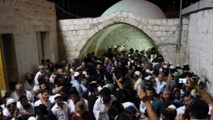 المئات من اليهود الأرثوذكس المتدينين يصلون بالقرب من قبر يوسف في مدينة نابلس بالضفة الغربية، 10 يونيو، 2013. (Yaakov Naumi/Flash90)
