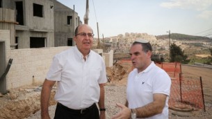 وزير الدفاع موشيه يعالون (من اليسار)، مع رئيس مجلس مستوطنة "إفرات"، عوديد رفيفي (من اليمين) في كتلة "غوش عتصيون" الإستيطانية في 30 سبتمبر، 2015. (Gershon Elinson/Flash90)
