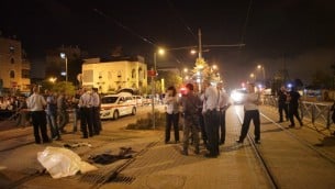 الشرطة الإسرائيلية بجانب جثة فادي علون منفذ الهجوم الفلسطيني الذي قام بطعن فتى إسرائيلي (15 عاما) خارج البلدة القديمة في مدينة القدس، 4 أكتوبر، 2015. (Flash90)