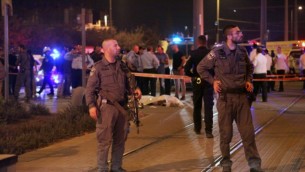 الشرطة الإسرائيلية بجانب جثة منفذ الهجوم الفلسطيني الذي قام بطعن فتى إسرائيلي (15 عاما) خارج البلدة القديمة في مدينة القدس، 4 أكتوبر، 2015. (Flash90)