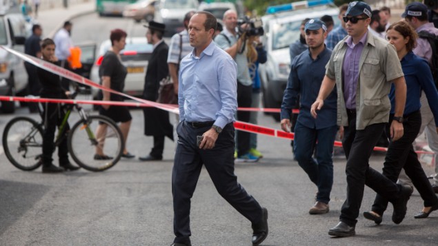 رئيس بلدية القدس نير بركات في موقع هجوم الطعن في محطة القطار الخفيف في القدس، 8 أكتوبر، 2015. (Yonatan Sindel/Flash90)