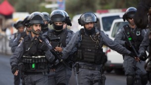 الشرطة الإسرائيلية في موقع هجوم طعن وقع عند باب العامود في البلدة القديمة بمدينة القدس في 10 أكتوبر، 2015. (Yonatan Sindel/Flash90)