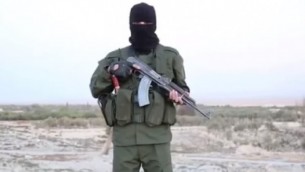 لقطة شاشة من شريط فيديو جديد لتنظيم "الدولة الإسلامية" يحذر فيه الإسرائيليين من أنه "لن يبقى يهودي واحد" في إسرائيل، أكتوبر 2015. (لقطة شاشة: YouTube)