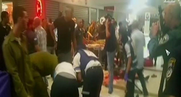 قوات الاغاثة تسعف المصابين بعد هجوم اطلاق النار في بئر السبع 18 اكتوبر 2015 (صورة شاشة)