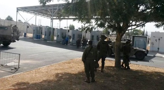 الحاجز في جنين حيث حاول فتى فلسطيني طعن حارس أمن إسرائيلي قبل إطلاق النار عليه في 24 أكتوبر، 2015. (وزارة الدفاع الإسرائيلية) الحاجز في جنين حيث حاول فتى فلسطيني طعن حارس أمن إسرائيلي قبل إطلاق النار عليه في 24 أكتوبر، 2015. (وزارة الدفاع الإسرائيلية)