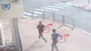 صورة شاشة من تصوير لشابين فلسطينيين طعنا اسرائيليين في القدس، 12 اكتوبر 2015 (screen capture: Israel Police)