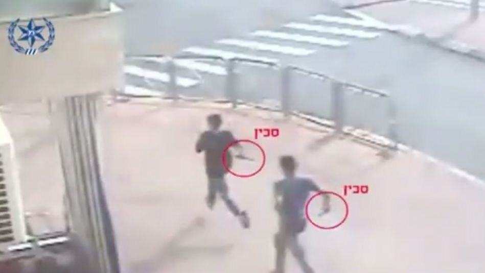 صورة شاشة من تصوير لشابين فلسطينيين طعنا اسرائيليين في القدس، 12 اكتوبر 2015 (screen capture: Israel Police) صورة شاشة من تصوير لشابين فلسطينيين طعنا اسرائيليين في القدس، 12 اكتوبر 2015 (screen capture: Israel Police)