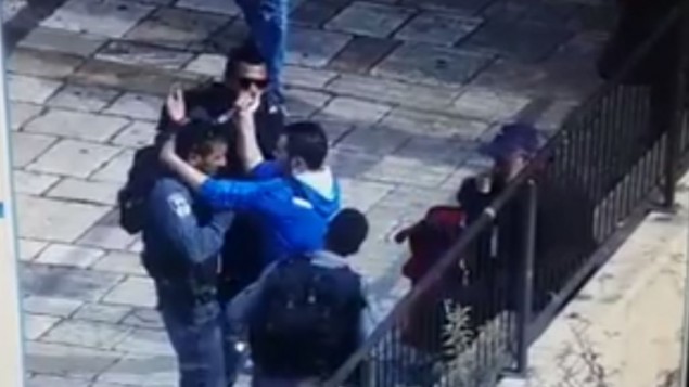 لقطة شاشة من صور كاميرا مراقبة تظهر رجلا بجاول طعن شرطي خارج البلدة القديمة في القدس، 12 أكتوبر، 2015. لقطة شاشة من صور كاميرا مراقبة تظهر رجلا بجاول طعن شرطي خارج البلدة القديمة في القدس، 12 أكتوبر، 2015.
