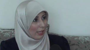 الناشطة العربية ثناء جوابرة تدين جريمة قتل نعمة وإيتام هينكين في 1 أكتوبر، 2015، مثيرة الجدل على شبكة الإنترنت. (لقطة شاشة/Ynet)
