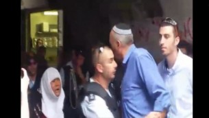 عضو الكنيست موتي يوغيف (البيت اليهودي) يظهر في شريط فيديو وهو يصرخ على سيدة في البلدة القديمة في القدس، 6 أكتوبر، 2015. (لقطة شاشة: القناة 2)