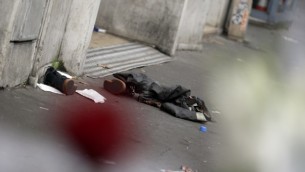 حاجيات شخصية يُعتقد أنها لأحد الأشخاص الفارين من الهجوم على مسرح باتاكلان في الدائرة ال11 في باريس، 14 نوفمبر، 2015، بعد أن أسفرت سلسلة من الهجمات في المدينة عن مقتل 120 شخصا على الأقل. (AFP PHOTO / KENZO TRIBOUILLARD)
