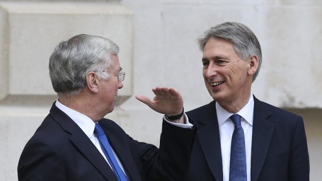 وزير الدفاع البريطاني مايكل فالون مع وزير الخارجية فيليب هاموند في لندن، 12 نوفمبر 2015 (JUSTIN TALLIS / AFP)