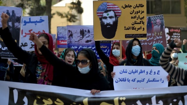 ناشطون افغان في مظاهرة احتجاجية على رجم شابة حتى الموت بتهمة "الزنى" في وسط افغانستان، 6 نوفمبر 2015 (WAKIL KOHSAR / AFP)