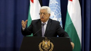 رئيس السلطة الفلسطينية محمود عباس خلال مؤتمر صحفي مشترك مع الأمين العام للأمم المتحدة بان كي مون بعد لقائهما في القصر الرئاسي في رام الله، 21 اكتوبر 2015 (AFP/Abbas Momani)
