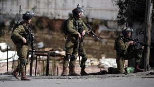 قوات امن اسرائيلية خلال مواجهات مع فلسطينيين في الخليل، 30 اكتوبر 2015 (AFP/THOMAS COEX)