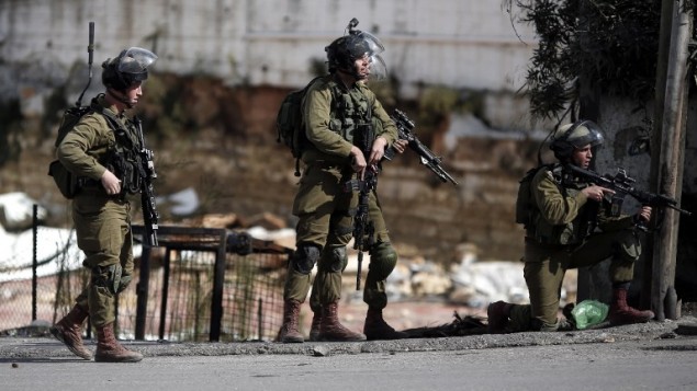 قوات امن اسرائيلية خلال مواجهات مع فلسطينيين في الخليل، 30 اكتوبر 2015 (AFP/THOMAS COEX)