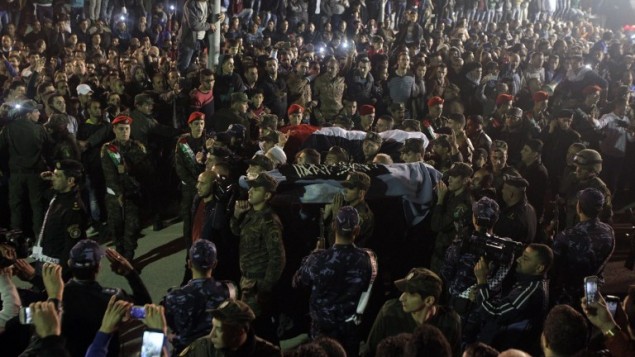 (ارشيف) فلسطينيون يشاركون بتشييع جثمانين من اصل خمسة سلمتهم اسرائيل، 30 اكتوبر 2015 (AFP PHOTO / HAZEM BADER)