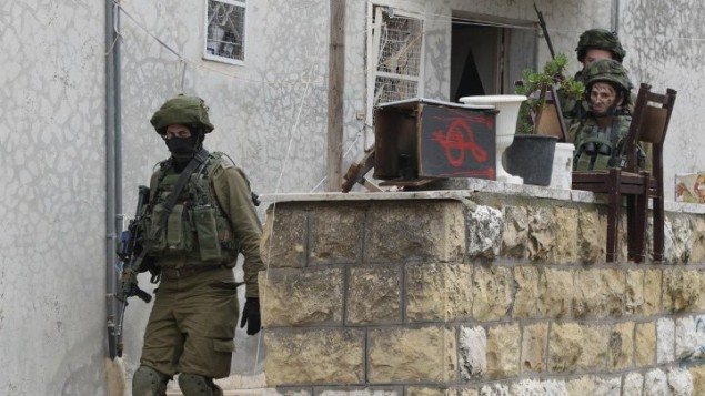 جنود اسرائيليين يفتشون منزلا فلسطينيا في الخليل، 7 نوفمبر 2015 (Hazem Bader/AFP)