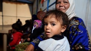 نساء وأطفال يحضرون يحضرون دورة حول تنظيم الاسرة في مخيم لاجئين في لبنان، 15 نوفمبر 2015 (JOSEPH EID / AFP)