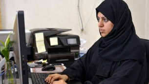 المرشحة عن دائرة القطيف في انتخابات المجالس البلدية في السعودية نسيمة السادة في مكتبها، 26 نوفمبر 2015 (STR / AFP)