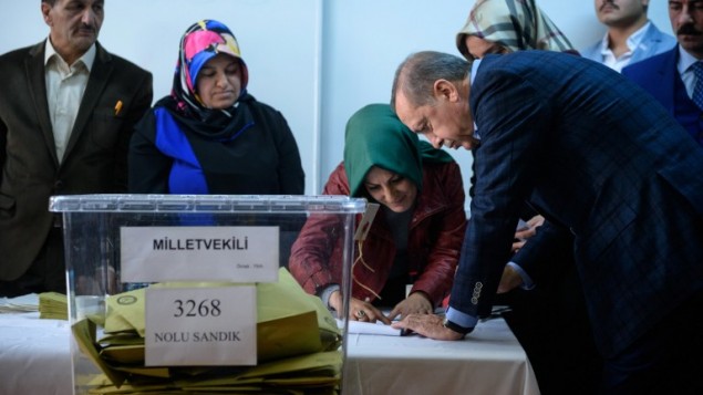 الرئيس التركي رجب طيب اردوغان يدلي بصوته في إسطنبول، 1 نوفمبر 2015 (OZAN KOSE / AFP) الرئيس التركي رجب طيب اردوغان يدلي بصوته في إسطنبول، 1 نوفمبر 2015 (OZAN KOSE / AFP)