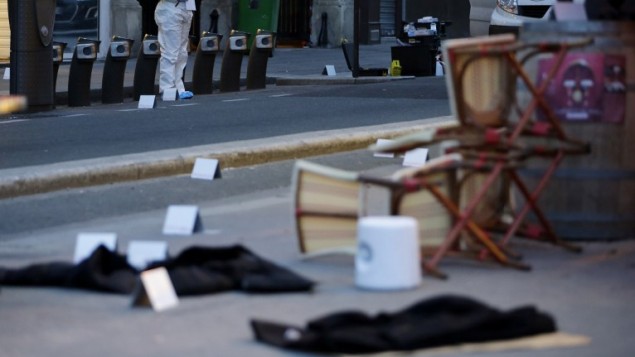 جثث مغطاة خارج مقهى بون بيير حيث حدثت احدى الهجمات المنسقة التي ضربت باريس 14 نوفمبر 2015  AFP PHOTO