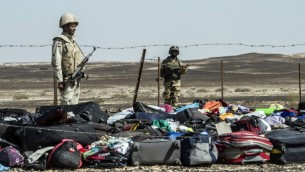 جنود مصريون يحرسون حقائب وممتلكات المسافرين الذين كانوا على متن الطائرة الروسية التي سقطت في شبه جزيرة سيناء، 1 توفمبر 2015 (KHALED DESOUKI / AFP)