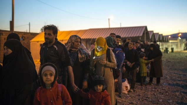مهاجرون ينتظرون قطار متجه الى صربيا من الحدود بين اليونان ومقدونيا، 12 نوفمبر 2015 (ROBERT ATANASOVSKI / AFP)