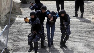 رجال شرطة فلسطينيين خلال تدريب لقوة خاصة للشرطة الفلسطينية في مدينة رام الله بالضفة الغربية في 2014. (Issam Rimawi/Flash90)