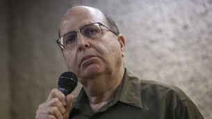 وزير الدفاع موشيه يعالون يتحدث لطلاب في الجامعة العبرية في القدس، 4 مارس، 2015. (Hadas Parush/Flash90)