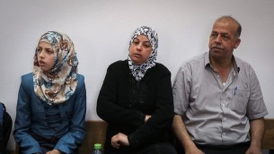 والدي محمد ابو خضير وشقيقته في المحكمة المركزية في القدس خلال جلسة حول مقتل محمد ابو خضير، 8 يونيو 2015 (Hadas Parush/Flash90)