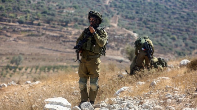 جنود اسرائيليين خلال مواجهات بين قوات الأمن ومتظاهرين فلسطينيين في النبي صالح بالقرب من رام الله، 28 اغسطس 2015 (Flash90)