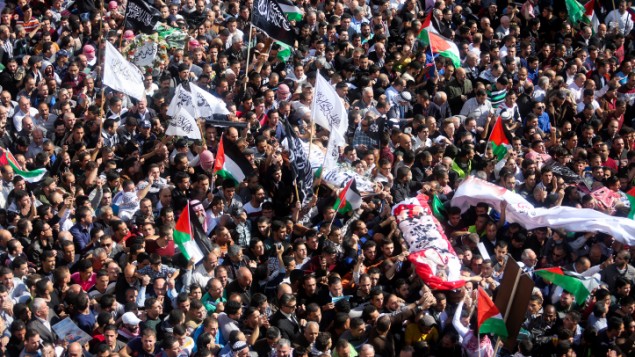 فلسطينيون يحملون جثث منفذي هجمات في شوارع الخليل خلال جنازة ضخمة في الضفة الغربية، 31 أكتوبر، 2015. (Flash90) فلسطينيون يحملون جثث منفذي هجمات في شوارع الخليل خلال جنازة ضخمة في الضفة الغربية، 31 أكتوبر، 2015. (Flash90)