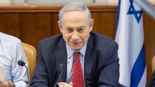 رئيس الوزراء بنيامين نتنياهو خلال الجلسة الاسبوعية للحكومة في مكتب رئيس الوزراء في القدس، 15 نوفمبر 2015 (Emil Salman/POOL)