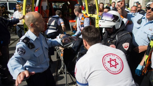 قوى الأمن الإسرائيلية وطواقم الإسعاف تقوم بنقل الفتاة الفلسطينية منفذة هجوم طعن من موقع الهجوم في سوق محانية يهودا، 23 نوفمبر، 2015. (Photo by Yonatan Sindel/Flash90)