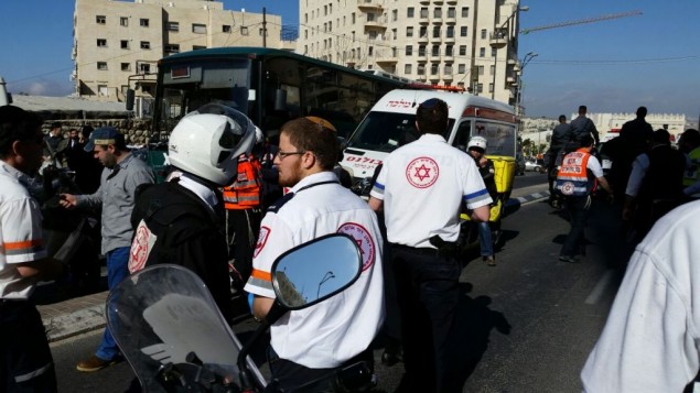 طواقم الإنقاذ في شارع ’شمغار’ في القدس بعد أن قام فلسطيني بطعن سيدة إسرائيلية (30 عاما) في ظهرها، 29 نوفمبر، 2015. (نجمة داوود الحمراء) طواقم الإنقاذ في شارع ’شمغار’ في القدس بعد أن قام فلسطيني بطعن سيدة إسرائيلية (30 عاما) في ظهرها، 29 نوفمبر، 2015. (نجمة داوود الحمراء)