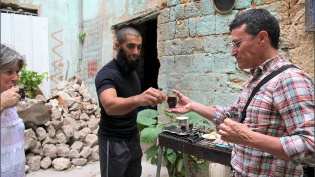 إيفان فالينبرغ (من اليمين) من صديقة له وأحد جيرانه خارج منزله الجديد في عكا. (Courtesy Evan Fallenberg) إيفان فالينبرغ (من اليمين) من صديقة له وأحد جيرانه خارج منزله الجديد في عكا. (Courtesy Evan Fallenberg)