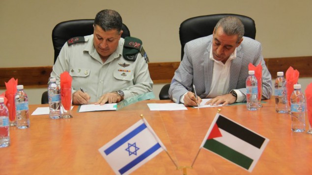 الوزير الفلسطيني للشؤون المدنية حسين الشيخ ومنسق النشاطات الحكومية في الاراضي الجنرال يؤاف مردخاي يوقعان على "مذكرة تفاهم" صباح الخميس  قال المسؤولون انها تعني انه قد تتوفر خدمة 3G للفلسطينيين خلال ثلاثة حتى ستة اشهر، 19 نوفمبر 2015 (IDF)