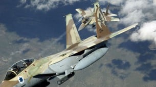 طائرتان حربيتان اسرائيليتان من طراز اف 15 خلال تدريب "علم احمر" سابق (TSGT KEVIN J. GRUENWALD, USAF / Wikipedia)
